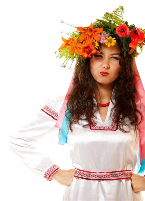 jovem mulher ucraniana bonita na festão e no traje nativo a dinamarca foto de stock imagem de