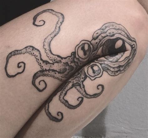 Ingenious Black Ink Tattoos That Use The Hidden Places Around Knees And