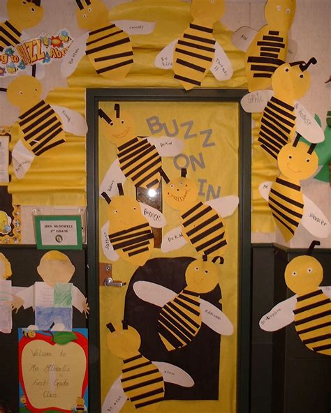 Room Mom 101 Back To School Bulletin Boards Bee Themed Classroom