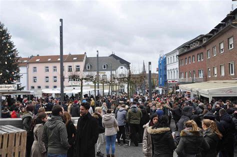 Die stadt eschweiler informierte die presse sowie alle ratsfraktionen darüber, dass eine fällung unausweichlich ist, da ein erwerb von möglichen drittflächen (tankstelle) nicht möglich ist. Eschweiler: An Heiligabend treffen sich die Eschweiler ...