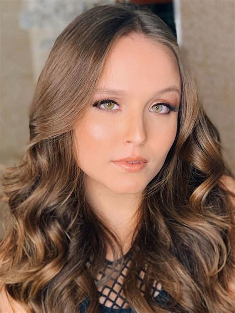 Larissa manoela taques elias santos (guarapuava, 28 de dezembro de 2000) é uma atriz, cantora, modelo, escritora e dubladora brasileira, que ficou mais conhecida por interpretar maria joaquina nas telenovelas patrulha salvadora e carrossel. Larissa Manoela - AdoroCinema