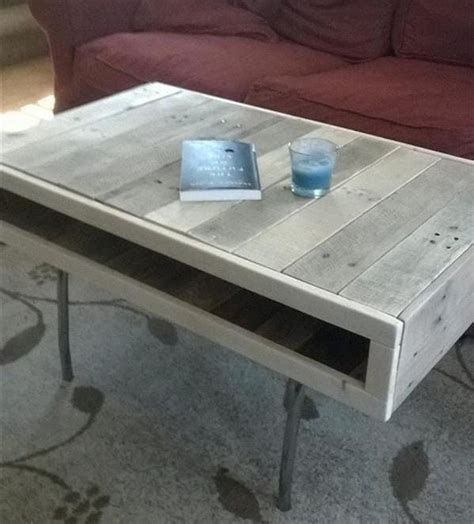 Einen couchtisch selber machen ist ganz einfach, denn hier finden sie die passende bauanleitung oder den passenden idee manchmal hilft auch eine gute idee weiter. Couchtisch selber bauen - 30 coole Modelle für DIY ...