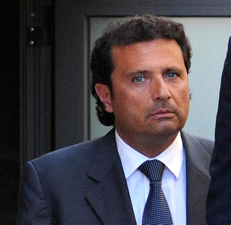 Dopo aver sbattuto sono inciampato e mi sono ritrovato dentro la barca di salvataggio insieme a numerosi passeggeri. „Costa Concordia": "Gehen Sie hinter Gitter, Schettino ...