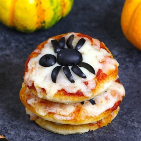 Spider Pizza For Halloween 4 Ingredients Tipbuzz