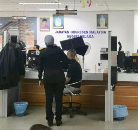 Untuk makluman anda, jabatan imigresen malaysia telah pun membangunkan sistem online bagi semakan sekatan imigresen untuk warganegara malaysia yang mahu meninggal negara ini untuk ke luar negara. Pertama kali nak ke luar negara, kepala pula 'buat hal ...