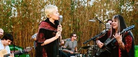 “peace Will Come” Η Miley Cyrus τραγουδάει στο πλευρό της Melanie Safka Tralalagr