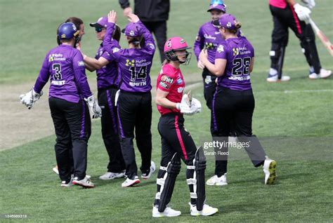 Ellyse Perry Captain Of The Sydney Sixers Out For 27 Stumped Rachel