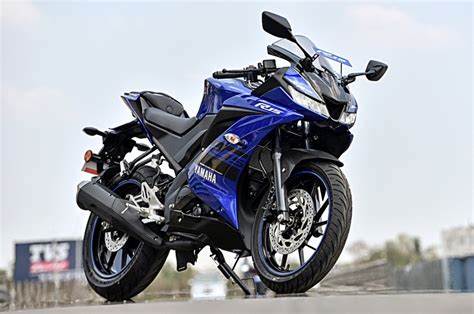 Pictures of yamaha yzf r15 v3 from every angle of the bike like front and rear view, side view, top yamaha yzf r15 v3 is available in 4 colours also. Yamaha YZF-R15 V3.0: 5 things you need to know - Autocar India