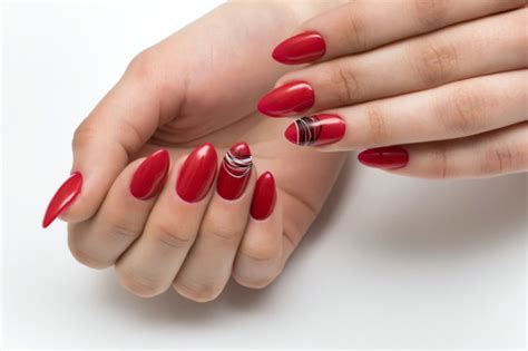 Lenzuola rosse e nere : Nail art con unghie rosse e nere o argento: 7 decorazioni ...