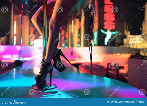 Patas Femeninas Sexys En Strippers Contra El Fondo De Un Club De