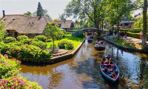 It is located in the province of overijssel in the east of the netherlands, a green and still area. Giethoorn: Venice of the Netherlands