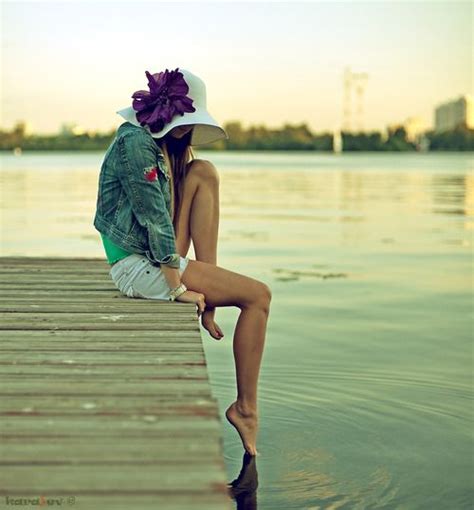 Sittin On The Dock Of The Bay Senior Girls Senior Pictures Senior Photography