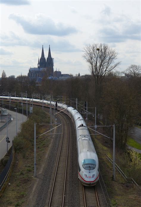 Der kreuzungsbahnhof am nördlichen rand der innenstadt besitzt 16 bahnsteiggleise und gehört zu den. ICE 723 (Dortmund Hbf - München Hbf) erreicht in Kürze ...
