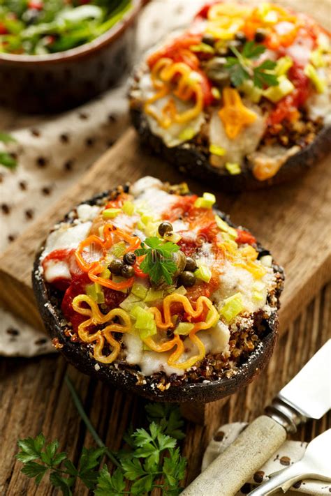 Auch wenn man sie nicht bei den normalen champignons finden wird, denn sie sind. Gebackene Portobello Pilze Angefüllt Mit Quinoa, Gemüse ...