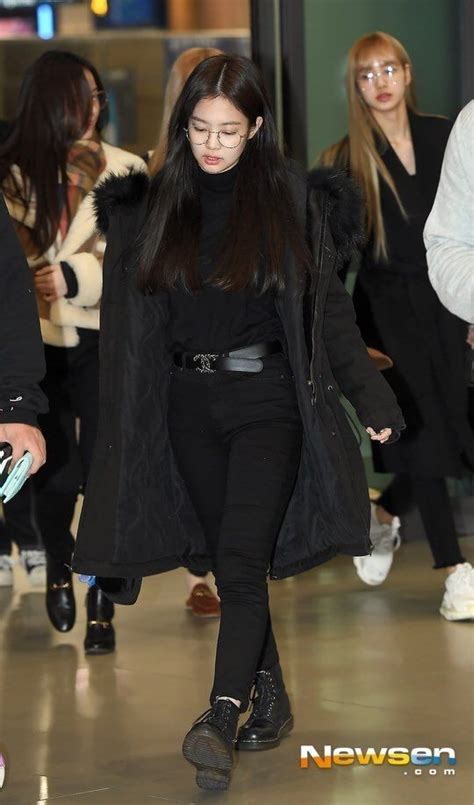 Open wallpapers on mobile, let load, and screenshot for best quality! Jennie Kim Wallpaper / airport look/ airport fashion ...