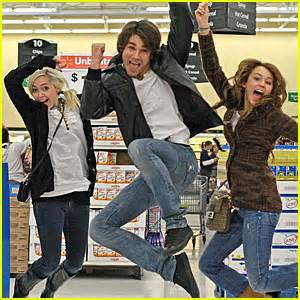 Miley Cyrus And Justin Gaston Are Walmart Wacky Justin Gaston Miley Cyrus Just Jared