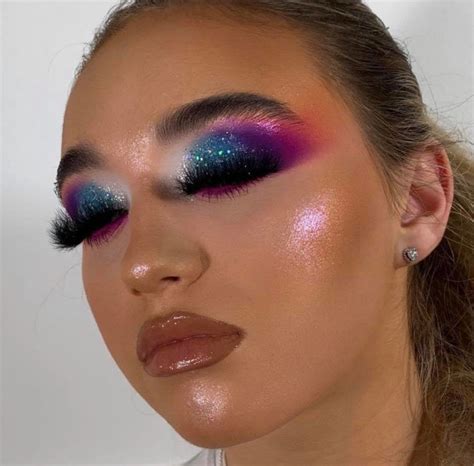 Shimmery And Glitter Eyeshadow Makeup Looks To Amp Up Your