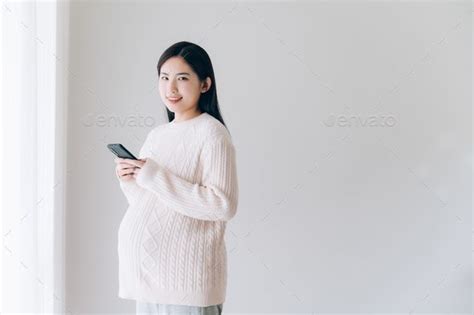Asian Pregnant Women Using Smartphone Pregnant Women Women Pregnant