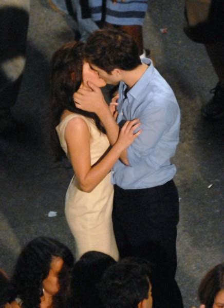 Kristen Stewart And Robert Pattinson Kissing In Public