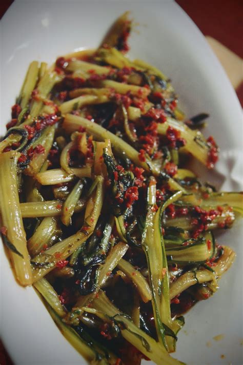 Come si condiscono le puntarelle. Babbi e le Palle di Pelo: Puntarelle Capuliatu e peperoncino
