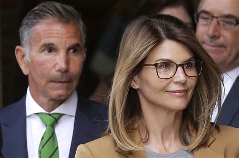 lori loughlin and mossimo giannulli agreed to plead guilty on charges stemming from admission