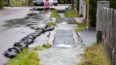 Am montagabend hat ein schweres gewitter mit hagel bayern heimgesucht und zu mehreren verletzten, überfluteten straßen und beschädigten häusern geführt. Wetter: Dramatische Unwetter-Folgen in Bayern: „Ein Blick aus dem Fenster, da kam der erste ...