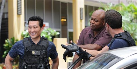 Hawaii Five 0 Este Fue El Episodio Que Fue Dedicado A Lou Grover En La Temporada 6 Vader