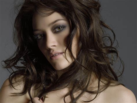 Hilary duff is best known for her starring role on disney channel's comedy lizzie mcguire.. Wallpaper : face, long hair, brunette, celebrity, singer ...