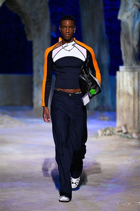 Dua lipa rocks red hair in versace fall 2021 campaign fashion gone rogue11:15dua lipa. MFW: Versace Spring Summer 2021 Menswear Collection