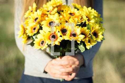 The major weak point has always been keeping the plants hydrated, especially the water travels freely from the reservoir down the hose and back up into each wick. Girl holding bunch of yellow flowers — Photo — Lightstock