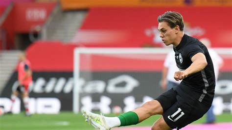 Brighton & hove albion fc. Premier League: Leandro Trossard et Brighton à un point du ...