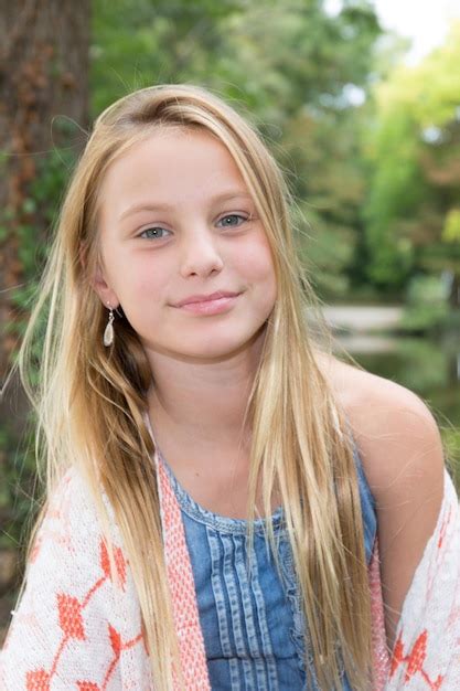 Premium Photo Young Blond Girl Smiling At The Camera