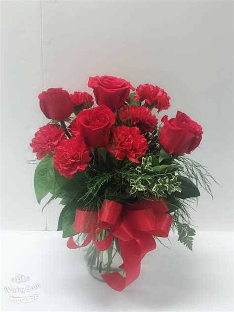 Perfectly Red Roses And Carnations Bouquet In San Jose Ca La Floriya