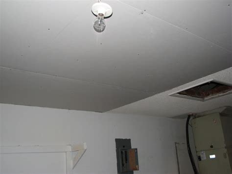 The advantages of a ceiling texture was that it hid imperfections and helped with sound insulation (apparently). popcorn ceiling Archives - Peck Drywall and Painting