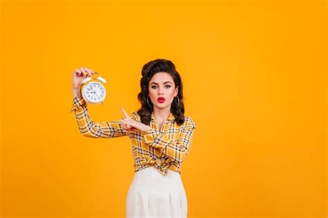 Superbe Jeune Femme Avec Un Maquillage Lumineux Posant Avec Horloge