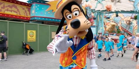 Video Goofy And Pluto Sport New Looks For Their Meet And Greets At