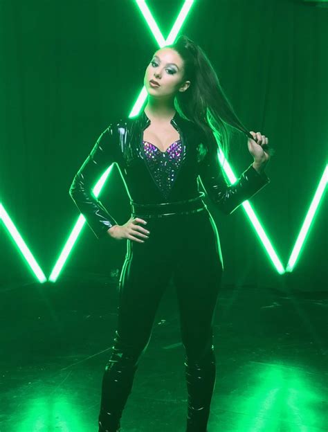 Kira Kosarin In Black Catsuit Actrices Cartas