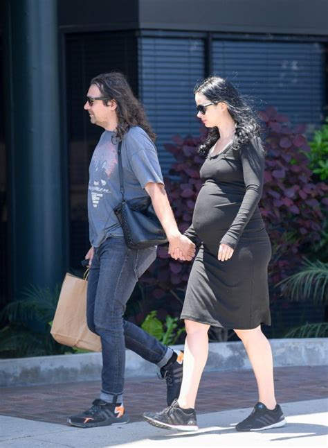 Braless And Pregnant Krysten Ritter Showing Her Delicious Pokies Team Celeb