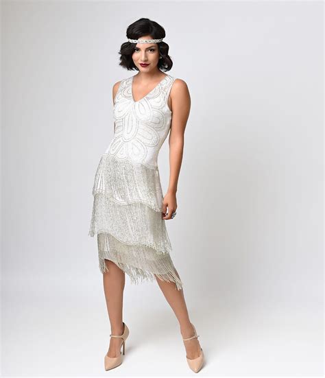 in love with this gorgeous beaded flapper dress perfect for a 1920s gatsby party flapper style