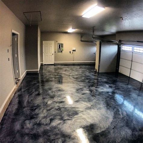 You don't have to settle for a grey or a boring usual color that you see. Cool Epoxy Grey Paint Ideas For Garage Floors | Diseño de ...