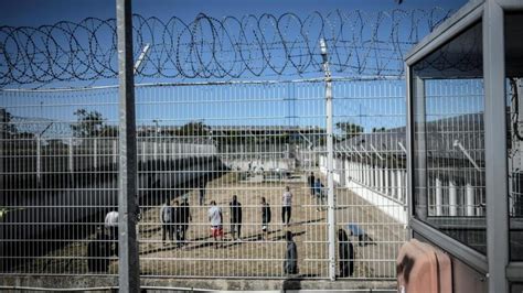 En France les centres de rétention pour migrants ressemblent de plus