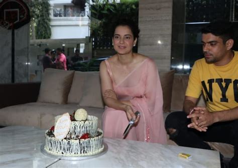 Happy Kangana Ranaut Cuts Huge Cake On 32nd Birthday See Pics