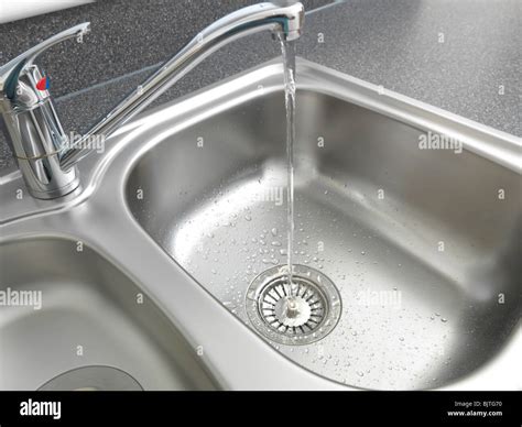 8 trends for kitchen sink filling up with water
