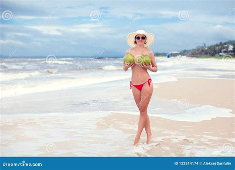 Lycklig Ung Kvinna Som R Topless Med Kokosn Tter I Sugr Rhatt Med P Stranden Med En Kokosn T