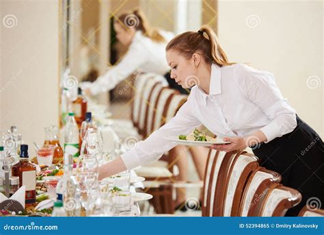 Camarera En El Trabajo Del Abastecimiento En Un Restaurante Imagen De