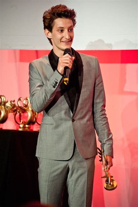 Pierre Niney and his Golden Swann for Best Actor for his rôle in 20 ans