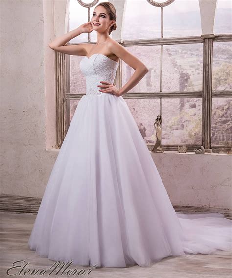 C'est une robe souvent de coupe bustier ou à manches, avec un buste très cintré et près du corps, qui nous fait un port de reine. Robe de mariage princesse bustier cœur dentelle Anya