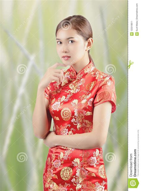 Asiatin Auf Chinesisch Kleiden Traditionelles Stockbild Bild Von Frau Chinesisch