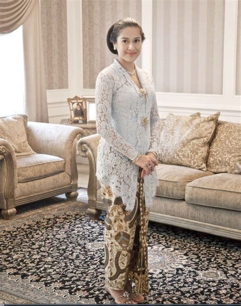 Indonesia Traditional Clothes Kebaya Dian Sastrowardoyo Kebaya Muslim Pakaian Tradisional