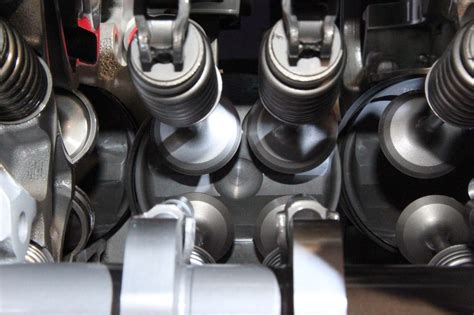 First Look Inside The Ford Gt350s Flat Plane Crank 52l V8